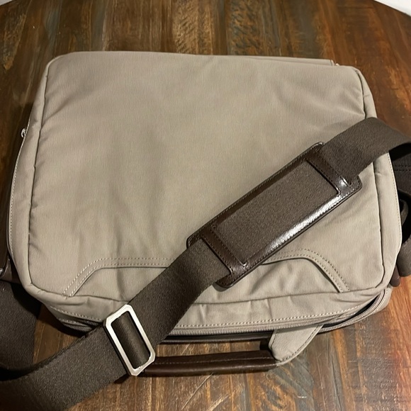 Hlaska Radiant Briefcase Laptop Bag with Shoulder Strap - Picture 4 of 10